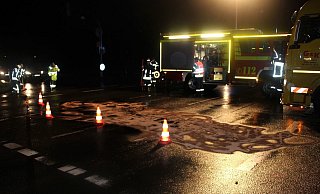 Durch Glassplitter und ausgelaufenem Öl verunreinigt, musste die Kreuzung am Morgen aufwendig gereingt werden. - Polizei Minden-Lübbecke