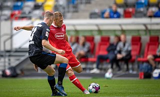 Fortunen-Stürmer Rouwen Hennings zieht in der 32. Minute ab und erzielt den 1:0-Siegtreffer. SCP-Innenverteidiger Sebastian Schonlau kann nicht mehr eingreifen. - imago images