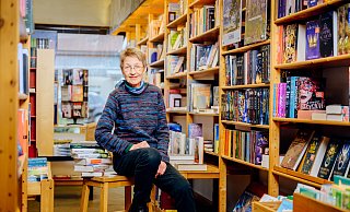 Gabriele Strathmann in ihrer gemütlichen Buchhandlung an der Bahnhofstraße, die sie aller Voraussicht nach an zwei noch unbekannte Damen aus SHS übergibt. - BESIM MAZHIQI