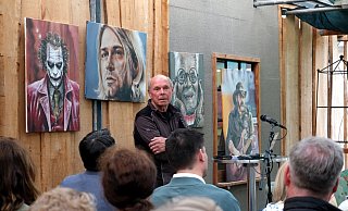 Der Elverdisser Walter Reich ist Mitglied der Initiative Widuland. Sein Hof ist von den Trassenplänen selbst betroffen. In der Galerie Claudia Bach erörterte er die Pläne. - Katharina Eisele