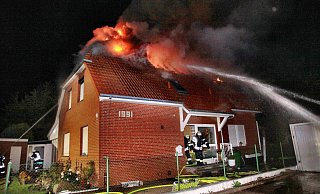 Der Dachstuhl wurde komplett zerstört und das Haus ist eigentlich unbewohnbar. - Feuerwehr Porta Westfalica