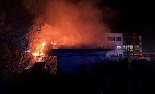 Unter starker Rauchentwicklung brannte ein Außenlager auf dem Gelände eines Betriebes an der Straße Obermeiers Feld. - Feuerwehr Paderborn