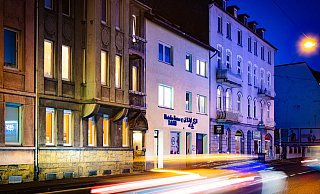 Das Islamische Zentrum an der August-Bebel-Straße ist eingefasst in zwei größere Wohnhäuser. - Mike-Dennis Müller / www.mdm.photo