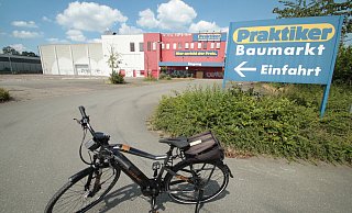 Der ehemalige Praktiker-Markt an der Goebenstraße ist menschenleer. Das Bau- und Gartencenter auf der linken Seite ist mittlerweile abgerissen worden. Stattdessen soll ein 2-etagiger Bau entstehen, der zu einem Möbelhaus der Kette Mömax werden soll. - Peter Steinert