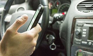 Autofahrer am Handy gefährden nicht nur die eigene Sicherheit, sondern erhalten auch ein Bußgeld in Höhe von 100 Euro sowie einen Punkt in Flensburg. - (Symbolbild): Pixabay