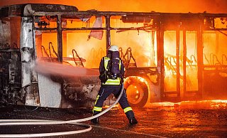 Großfeuer in Bielefeld: Das Busdepot der BVO ist an der Wilhelm-Bertelsmann-Straße in Flammen aufgegangen. - Christian Mathiesen