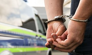 Ein Bocholter ist festgenommen worden, er soll unter anderem eine 88-Jährige aus dem Kreis Höxter um 150.000 Euro betrogen haben. - picture alliance / Fotostand
