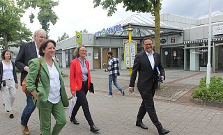 Eine Problemimmobilie im Blick: Heimatministerin Ina Scharrenbach (Mitte) mit Bürgermeister Lars Bökenkröger (r.) vorm City Center, daneben die Landtagsabgeordnete Bianca Winkelmann und Grünen-Ratsfraktionschef Volker Brand. - Ulf Hanke