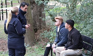 Melissa Romanowsky und Stefan Wolff kontrollieren zwei junge Herren. - Jobst Lüdeking