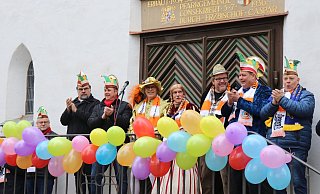 Für die Narrenschar: Das neue Dreigestirn bestehend aus Ingo Wille (4.v.l.), Ludger Wiedra (Mitte) und Wolfgang Münster (3.v.r.) begleitet die Schloß Neuhäuser Karnevalisten durch die kommende Saison. - Moritz Jülich