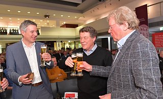 Otto Rehhagel verzehrte mit Bürgermeister Henning Schulz (l.) und FCG-Vorstand Hermann Korfmacher ein Pils und eine Frikadelle. - Jens Dünhölter