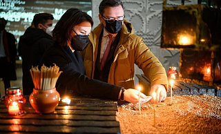 Bundesaußenministerin Annalena Baerbock (l.) gedenkt zusammen mit dem ukrainischen Außenminister Dmytro Kuleba «Holodomor»-Opfer (Archivbild). - Bernd von Jutrczenka/dpa