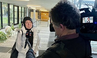 Naile K. steht nach dem Giftmordurteil vor einer Fernsehkamera und berichtet von dem Schmerz über den Tod ihres Sohnes. - Jens Reichenbach
