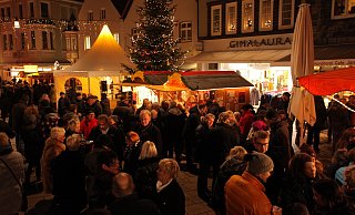 Heimelige Atmosphäre auf dem Wappenplatz: Der Weihnachtsmarkt in Lübbecke startet am Nikolaustag, 6. Dezember. - Foto: Foto Pescht