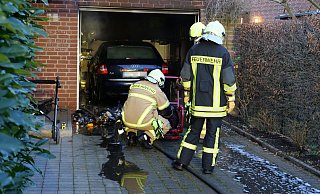 Schnell gelöscht hatten die Einsatzkräfte der Paderborner Feuerwehr diesen Garagenbrand in der Straße Niedernhof im Stadtteil Wewer. - © 2019 Ralph Meyer. All rights reserved