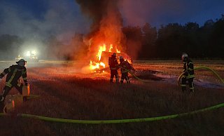 Die Rundballenpresse stand in hellen Flammen. - Sebastian Ewen/Feuerwehr Beverungen