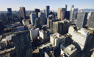 Der Blick von der Aussichtsplattform des Harbour Centre auf Downtown Vancouver. - Julian Hölscher