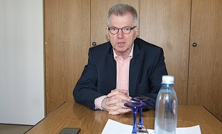 Hans Jürgen Wessels hat in seinem letzten Jahr als Bürgermeister in Altenbeken eine besonders schwere Phase zu managen. Er lobt aber das Verhalten der Bürger seiner Gemeinde in der Corona-Krise. - Uwe Müller