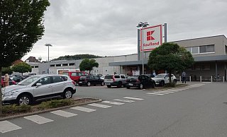 Das Kaufland an der Brenkhäuser Straße in Höxter musste am Samstagabend evakuiert werden. - Michaela Bast