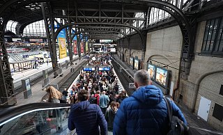Im Fernverkehr kommt es zu Einschränkungen. - Marcus Brandt/dpa