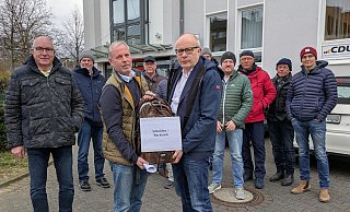 Haben schwer am Schuldenrucksack zu tragen: Demo-Initiator Marcus Blome (l.) und Landtagsabgeordneter Bernhard Hoppe-Biermeyer. - Birger Berbüsse