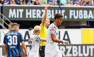 Schiedsrichter Sven Waschitzki-Günther zeigt Magdeburgs Jamie Lawrence (r.) beim Hinspiel in Paderborn in der 40. Minute die Gelb-Rote Karte. Beim Rückspiel muss Lawrence nun verletzungsbedingt passen. - picture alliance/dpa