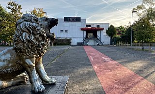 Vor dem "Prime" an der Duisburger Straße musste die Polizei einen Tumult auflösen. Ein Mann soll zwei junge Frauen geschlagen haben. - Jens Reichenbach