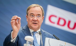 Unions-Kanzlerkandidat Armin Laschet stellt nach den Gremiensitzungen seiner Partei im Konrad-Adenauer-Haus das «Sofortprogramm» für die Bundestagswahl vor. - Foto: Kay Nietfeld/dpa