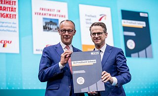Friedrich Merz (l) und Carsten Linnemann präsentieren das neue Grundsatzprogramm der CDU. - Michael Kappeler/dpa