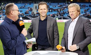 Oliver Bierhoff (M.) und Oliver Kahn (r) zählen die deutsche Mannschaft nicht zu den WM-Titelkandidaten. (Archivbild) - picture alliance / dpa