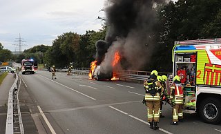 Beim Eintreffen der Feuerwehr Paderborn an der Brücke der Anschlussstelle Diebesweg stand der Wagen bereits in Vollbrand. - Polizei Paderborn