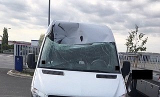 Nur durch Glück ist eine 25-jährige Frau Anfang Mai unverletzt geblieben, als eine Betonplatte auf der A 44 die Frontscheibe ihres Sprinters durchbrach. - Polizei Dortmund