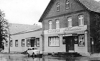 Auf dem Weg nach Altenhagen: Das Gebäude hat eine lange Geschichte und manches Fest erlebt. Die Gaststätte machte auch Karriere als weit über Herford hinaus bekannte Diskothek. Heute werden hier im großen Stil Gartenmöbel verkauft. - Foto: Kommunalarchiv