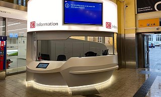 Das leuchtende Dach weist den Reisenden den Weg. Der Tresen am neue Schalter im Hauptbahnhof ist für Rollstuhlfahrer unterfahrbar. - Deutsche Bahn