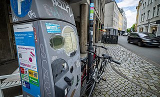 Ein Parkscheinautomat in der Bielefelder Altstadt: Bislang sind dort 1,30 Euro pro Stunde fällig, ab 2026 sollen es zwei Euro sein. - Sarah Jonek