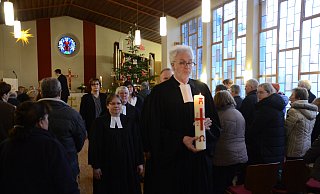 Nach dem letzten Gottesdienst in der Weher Auferstehungskirche trug Pfarrer Udo Schulte in Begleitung der Seelsorgerinnen und Seelsorger Gisela Kortenbruck, Lena Heucher-Baßfeld und Klaus-Hermann Heucher die Osterkerze aus der Kirche heraus. - Joern Spreen-Ledebur