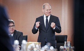 Bundeskanzler Olaf Scholz (SPD) hält anlässlich des ersten Geburtstags der Ampelkoalition eine kurze Ansprache im Bundeskanzleramt. - Kay Nietfeld/dpa