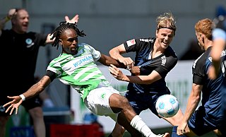 Paderborns Abwehrchef Felix Götze (Mitte) verpasste in der Hinrunde nur eine Partie. - dpa