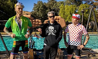 Machine Gun Kelly (v.l.n.r.), Johnny Knoxville, and Steve-O in einer Szene des Films «Jackass Forever». - Foto: Sean Cliver/Paramount Pictures/ MTV Entertainment Studios/dpa