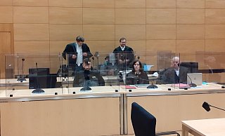 Vorne sitzt der 30-Jährige Angeklagte, neben ihm seine Strafverteidiger Franziska Janßen und Jerrit Schöll. Dahinter hat der mutmaßliche Kopf zwischen seinen Verteidigern Frank Botterbusch (l.) und Martin Mauntel (r.) Platz genommen. - Jobst Lüdeking