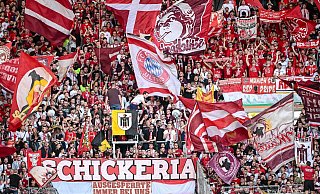 Der FC Bayern hat den Umgang mit einem Teil seiner Fans beim Spiel in Paris beklagt. (Archivfoto) - Harry Langer/dpa