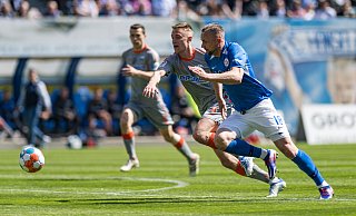 Jasper van der Werff (l., SC Paderborn) im Zweikampf mit John Verhoek (Hansa Rostock). - picture alliance / Fotostand