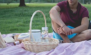 Die Zuschauer werden direkt zu ihren Plätzen geführt – auf eine Bank, eine Picknickdecke oder auf einen Gartenstuhl. Essen und Getränke dürfen mitgebracht werden. - Pixabay (Symbolbild)