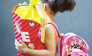 Der erste Schultag bedeutet sowieso eine Wundertüte neuer Eindrücke für Kinder - wie er gefeiert wird, sollten sie mit entscheiden können. - Oliver Berg/dpa/dpa-tmn