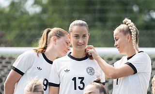Kapitänin und Kümmerin: Giulia Gwinn (r). - Sebastian Christoph Gollnow/dpa