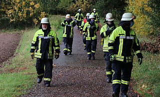 Feuerwehrleute durchsuchten das Waldstück in Enger. - Ekkehard Wind