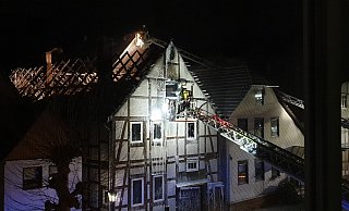 Die Feuerwehr muss mit Extremsituationen klarkommen – wie beim Brand in Beverungen am zweiten Weihnachtstag. - Feuerwehr Beverungen
