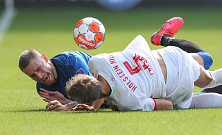 In der Benteler-Arena geht es zur Sache, wie hier Felix Platte im Kampf um den Ball mit Kiels Stefan Thesker. Paderborn nach Gelb-rot für Collins in Unterzahl. - picture alliance/dpa