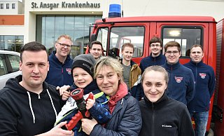 Susanne Saage mit Jonas und seinen Eltern Maria und Patrick aus Eschershausen sowie Sebastian Ritter (hinten, v. l.), Tim Drüke, Moritz Saage, Jakob Markus, Lennart Bömelburg und Dierk Schoppmeier. - Thomas Kube
