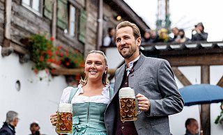 Harry Kane präsentierte sich mit seiner Frau Katie Goodland in bester Wiesn-Stimmung. - Matthias Balk/dpa